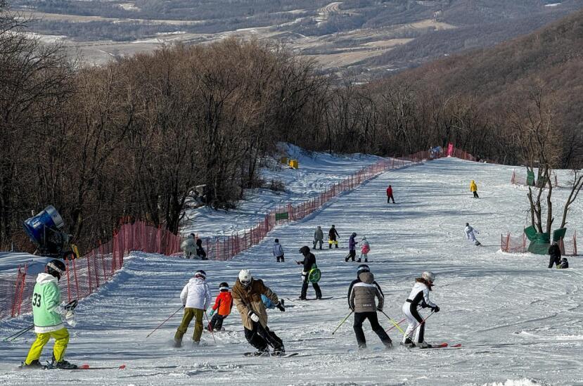 新华独家丨“吉地滑雪”为龙年春节