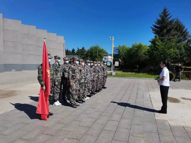 退役军人志愿者为烈士墓碑描红填漆