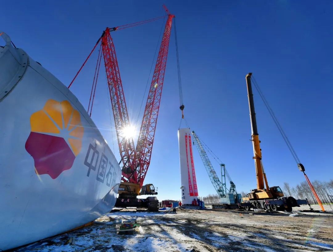 中国石油风力发电项目首台风机在吉林油田公司顺利起吊